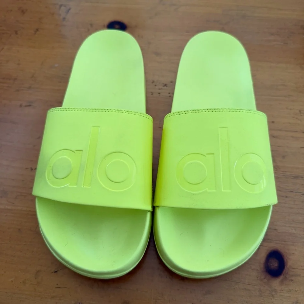 ALO Yoga Neon Slide Sandals - Yellow Green